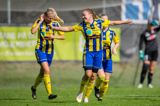 Eskilsminnes Nova Karlsson jublar