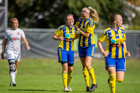 Eskilsminnes Nova Karlsson jublar med Johanna Olsson
