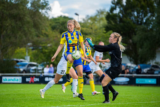 Eskilsminnes Johanna Olsson oroar mot Hittarps målvakt