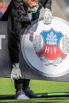 Personal med ansiktsmask och skyddshandskar