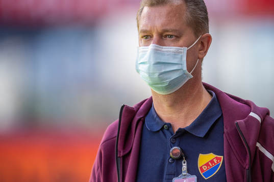 Djurgårdens Mats Jonsson med ansiktsmask