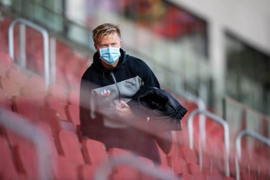 Helsingborgs Andreas Landgren med ansiktsmask på läktaren