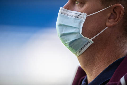 Ansiktsmask på personal