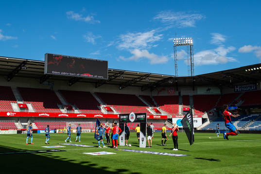 Helsingborgs och Djurgårdens spelare gör entré