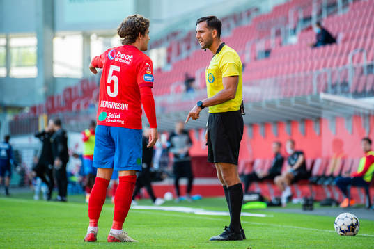 Helsingborgs Brandur Hendriksson i samtal med domare Granit