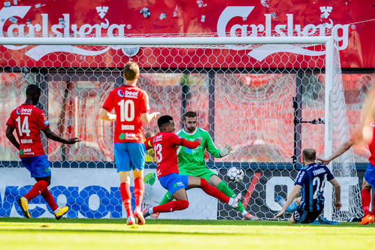 Djurgårdens Curtis Edwards gör 0-1 på Helsingborgs