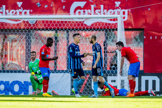 Djurgårdens Curtis Edwards (h) jublar med Fredrik Ulvestad