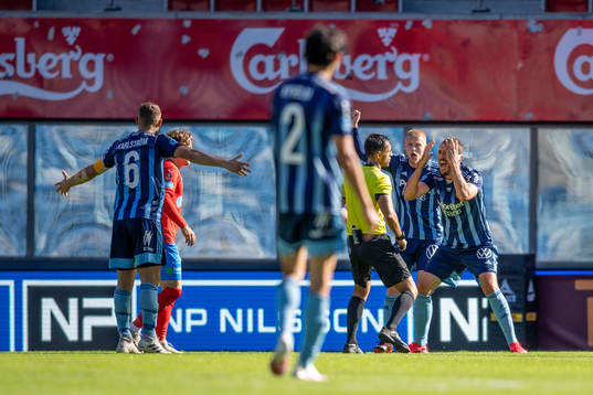 Djurgårdens Kalle Holmberg och Emir Kujovic reagerar mot