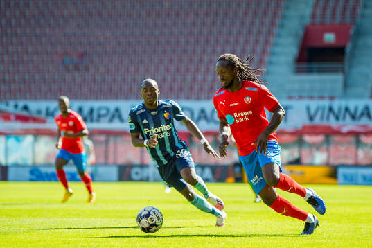 Helsingborgs Kebba Ceesay och Djurgårdens Edward Chilufya