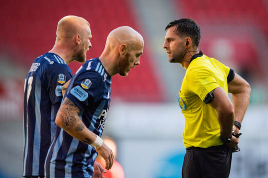 Djurgårdens Kalle Holmberg i samtal med domare Granit
