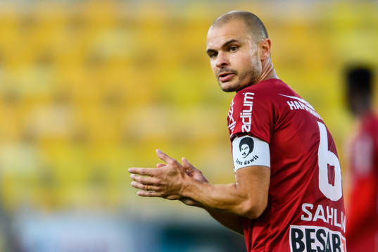 Örgrytes Hannes Sahlin med en kaptensbindel som