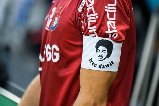 Örgrytes Hannes Sahlin med en kaptensbindel som