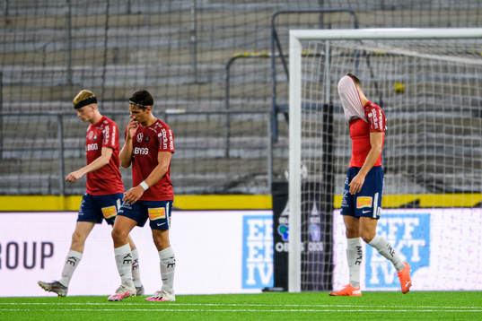 Örgrytes Arvid Brorsson (th) deppar med lagkamrater