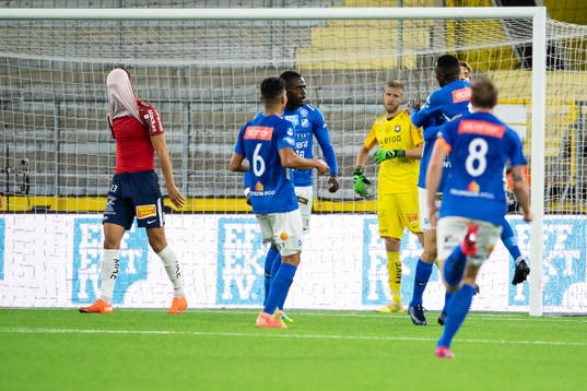 Örgrytes Arvid Brorsson drar tröjan över huvudet och