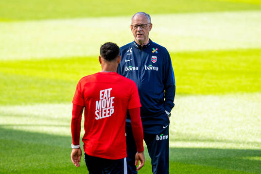 Lars Lagerbäck, head coach of Norway, talks to Joshua King