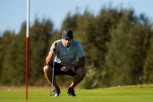 Luleås Niklas Olausson spelar golf