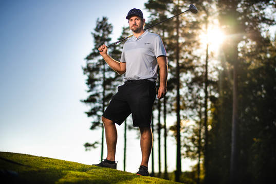 Luleås Niklas Olausson spelar golf