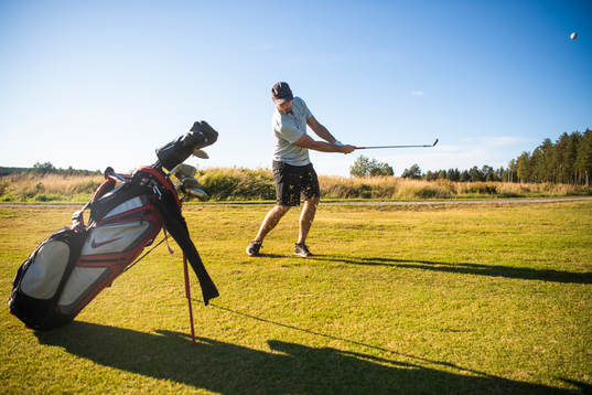 Luleås Niklas Olausson spelar golf