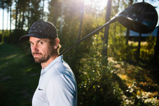Luleås Niklas Olausson spelar golf