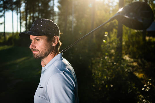 Luleås Niklas Olausson spelar golf