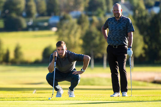 Luleås Eddie Larsson och Stefan Nilsson spelar golf