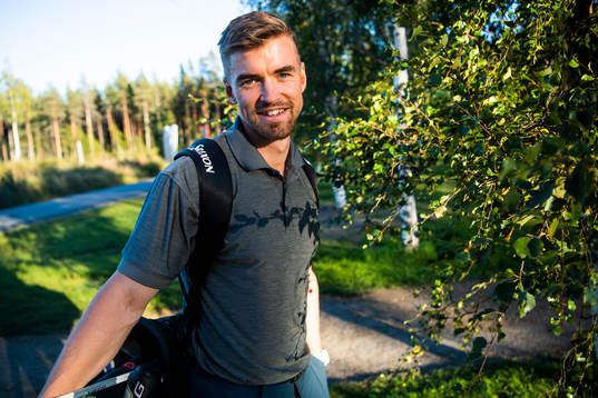 Luleås Eddie Larsson spelar golf