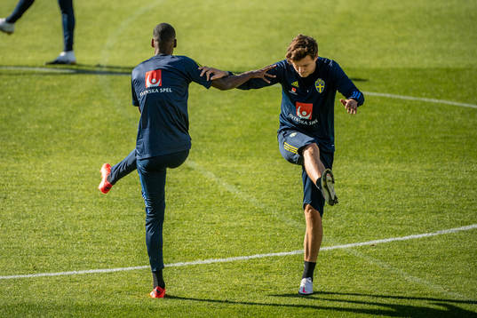 Alexander Isak (l) and Victor Nilsson Lindelöf (r) of the
