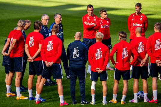 Lars Lagerbäck, head coach of Norway, talks to the players