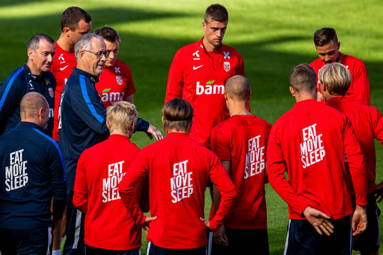 Lars Lagerbäck, head coach of Norway, talks to the players