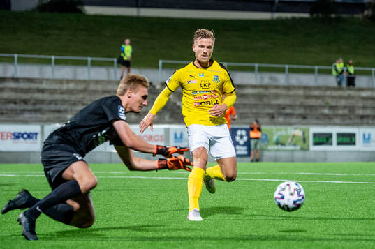 Torns målvakt Svante Hildeman tar bollen framför Lunds