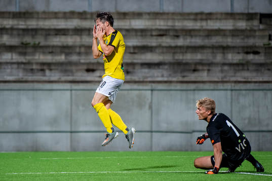 Lunds André Strandberg deppar framför Torns målvakt