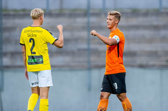 Lunds Jakob Andersson och Torns Tobias Karlsson hälsar på