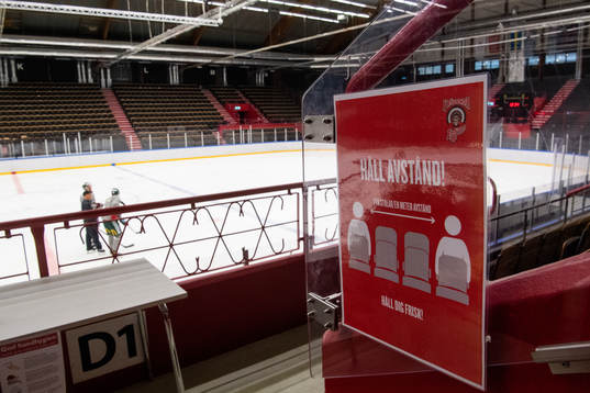 En skylt med uppmaningen att håla avstånd