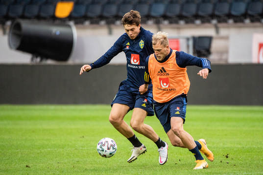Victor Nilsson Lindelöf and John Guidetti of the Swedish
