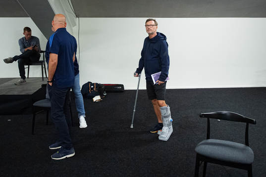 Förbundskapten Peter Gerhardsson på kryckor