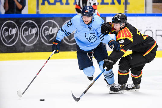 Djurgårdens Manuel Ågren och Brynäs Greg Scott