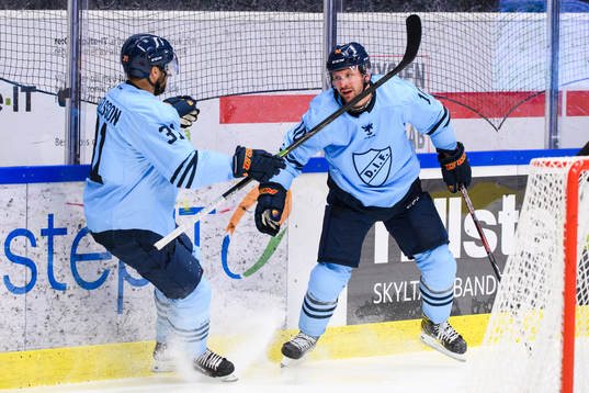 Djurgårdens Dick Axelsson och Niclas Bergfors jublar