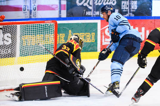 Djurgårdens Niclas Bergfors gör 1-0 bakom Brynäs