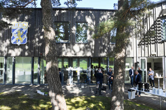Media på plats utanför Kamratgården
