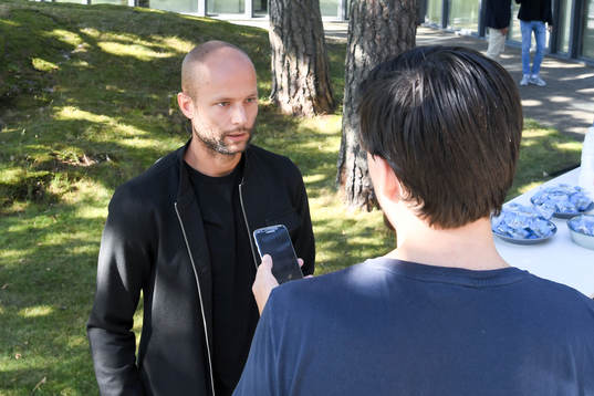 IFK Göteborgs Robin Söder blir intervjuad