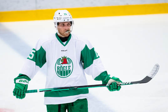 Rögles Simon Ryfors innan ishockeymatchen i