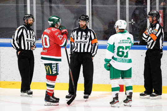 Domare Marcus Linde i samtal med Frölundas Joel Lundqvist