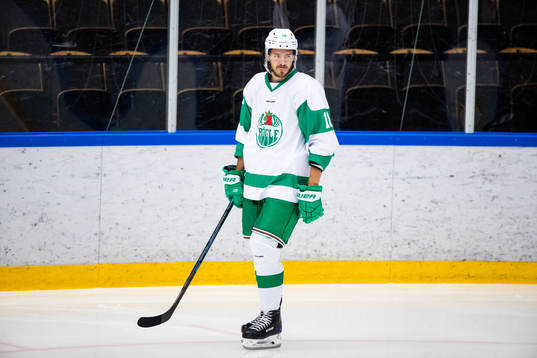 Rögles Dennis Everberg innan ishockeymatchen i