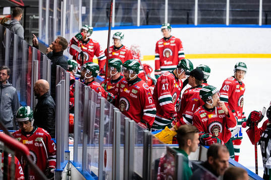 Frölundas spelare lämnar isen