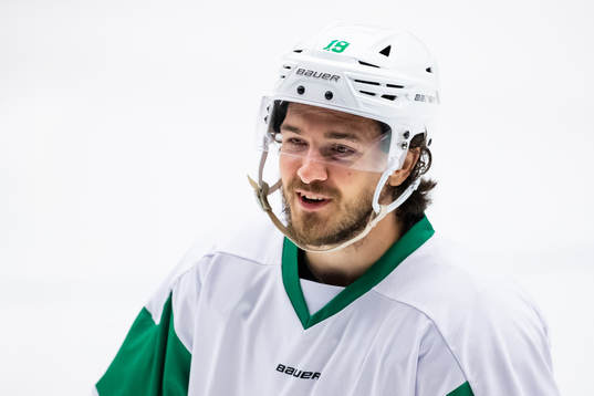 Rögles Dennis Everberg innan ishockeymatchen i