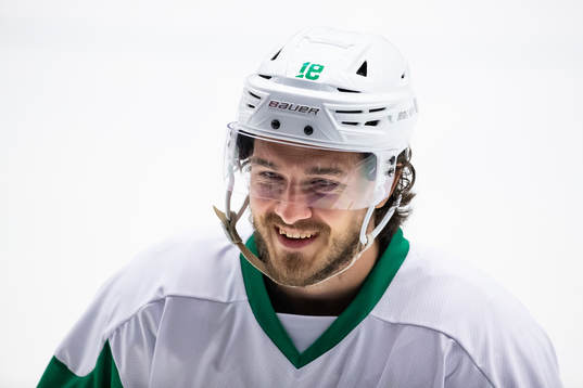 Rögles Dennis Everberg innan ishockeymatchen i