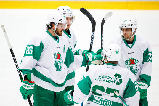 Rögles spelare jublar med Eric Gelinas