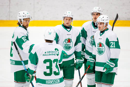 Rögles spelare jublar med Olli Palola