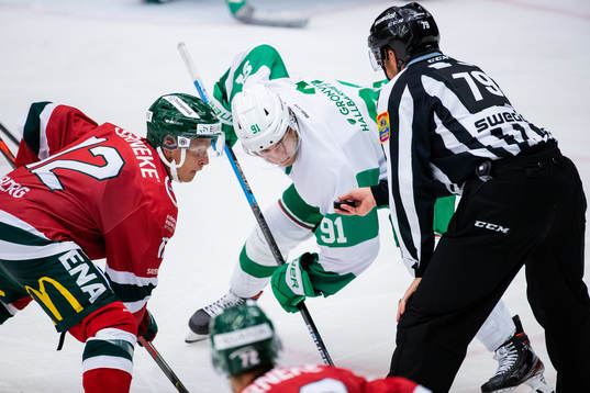 Frölundas Max Friberg tekar mot Rögles Adam Tambellini