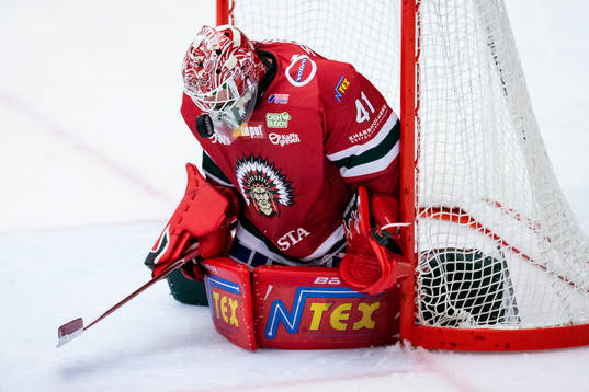 Frölundas målvakt Niklas Rubin med en räddning